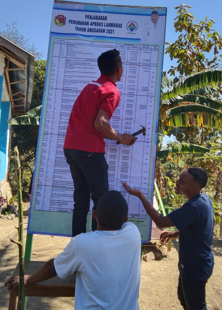Pemasangan Baliho Perubahan APBDes Tahun Anggaran 2021 oleh Perangkat Desa