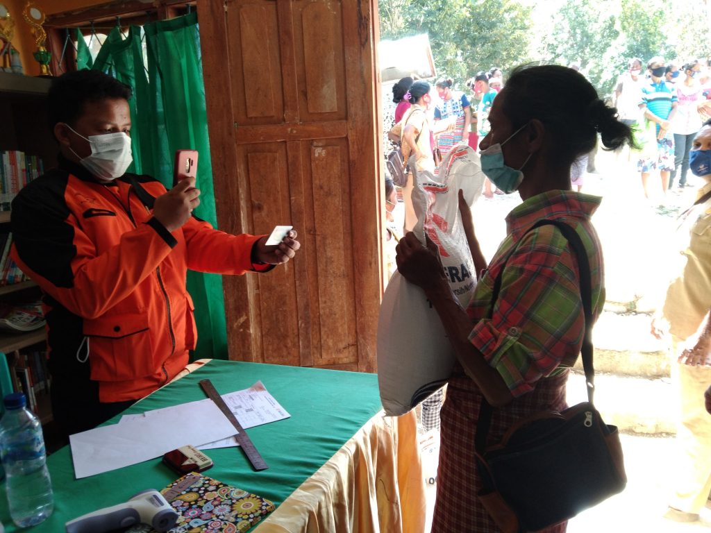 Proses Pembagian Bantuan Beras PPKM Tahun 2021 di Desa Lakmaras